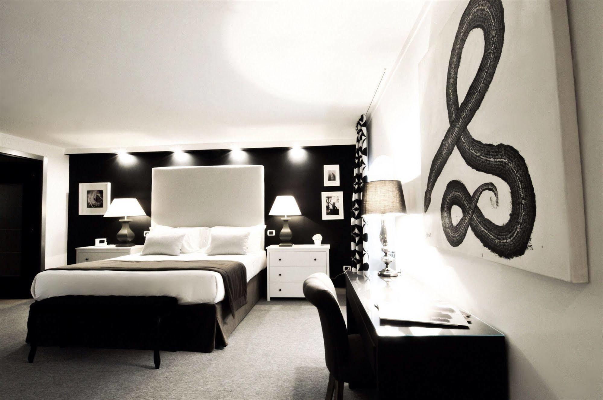 The Royals Experience Bed & Breakfast Napoli Bagian luar foto