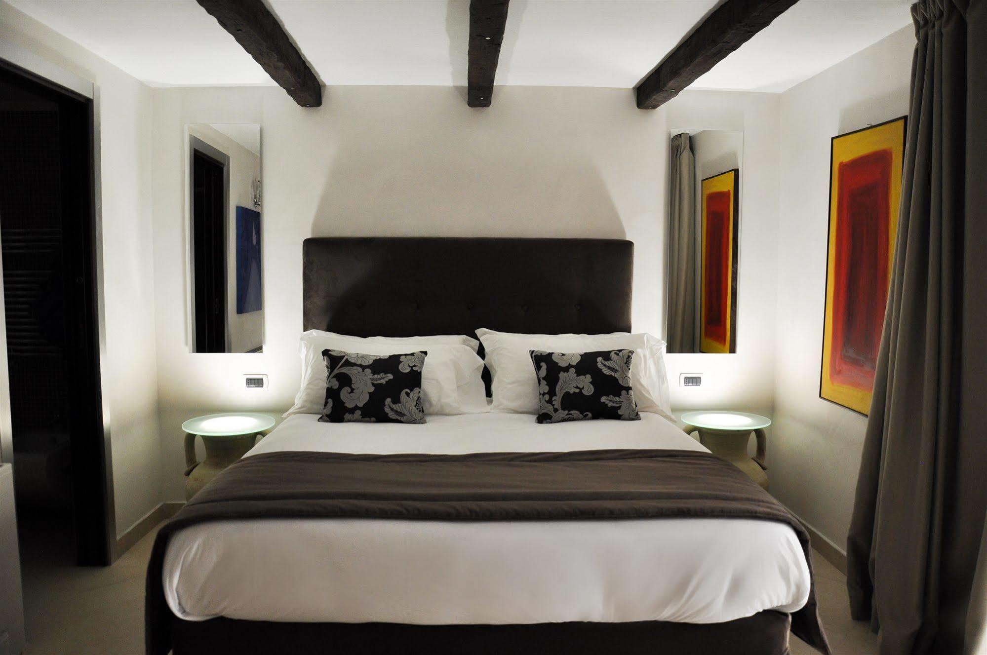 The Royals Experience Bed & Breakfast Napoli Bagian luar foto
