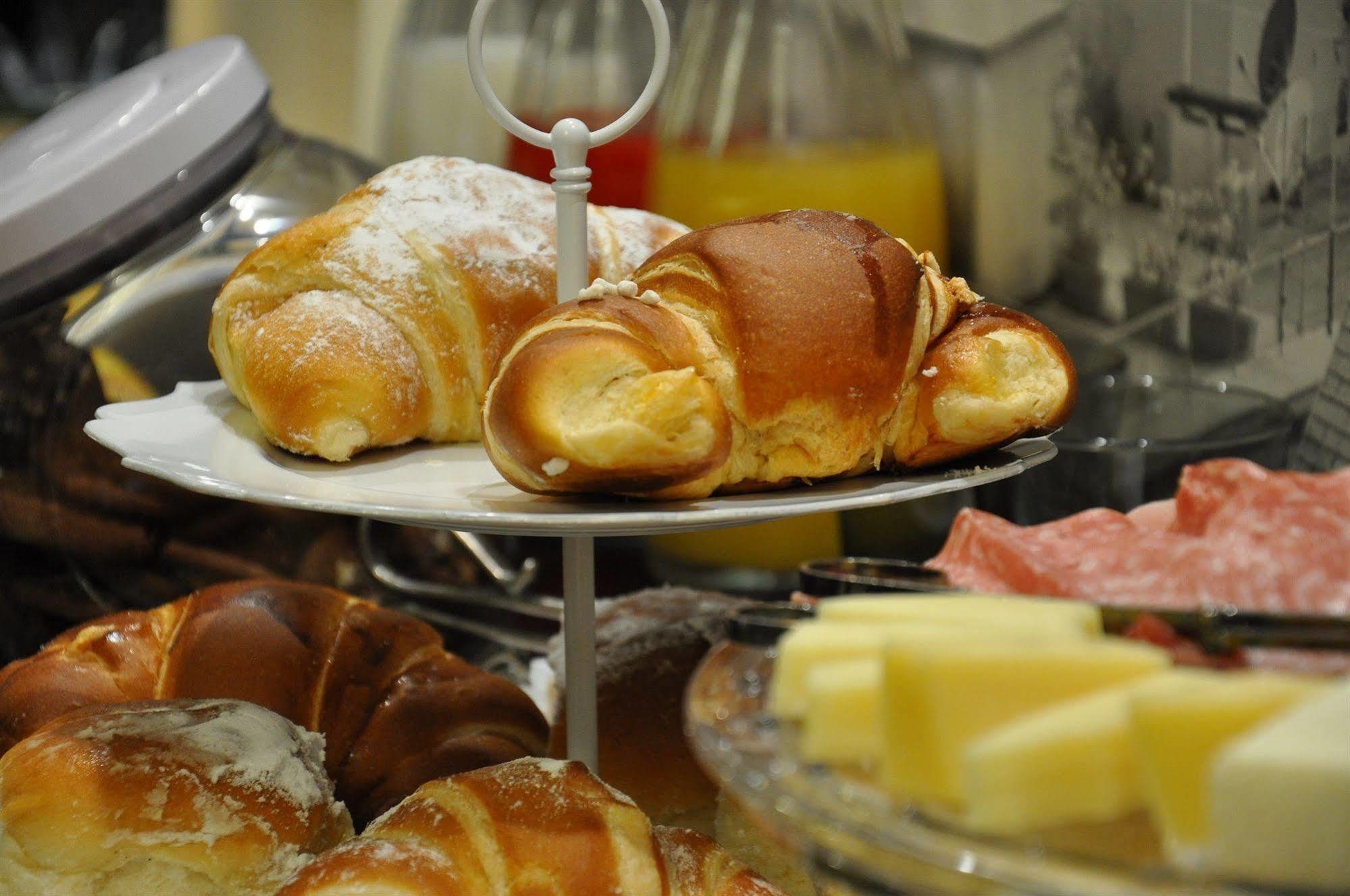 The Royals Experience Bed & Breakfast Napoli Bagian luar foto